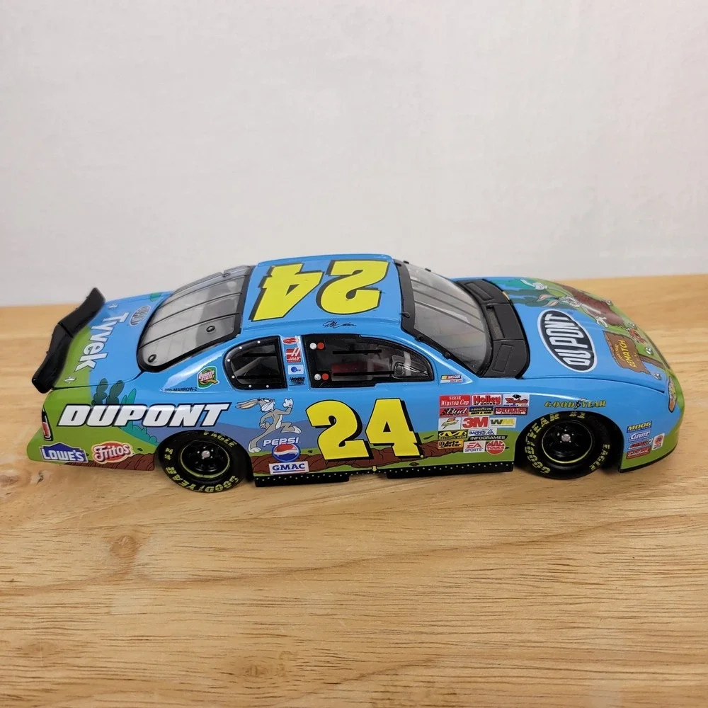Jeff Gordon 24 Dupont Looney Tunes Rematch 400 NASCAR 1:24 Diecast 2002
